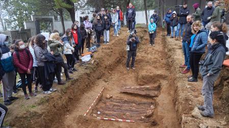 Exhumación en el cementerio municipal de Berriozar en marzo de 2022