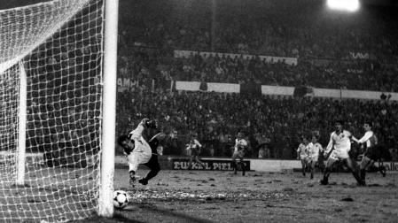 José Vicente Biurrun (Osasuna) no puede evitar el tanto del Waregem en un partido de la Copa de la UEFA de 1975