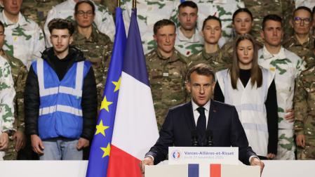 El presidente francés, Emmanuel Macron, pronuncia un discurso para presentar un nuevo plan de servicio militar nacional en la base militar de Varces