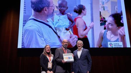 El vicepresidente Taberna y Natalia Herce en la entrega de la distinción a la Persona Voluntaria de Navarra 2025 al cirujano pediátrico Carlos Bardají