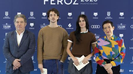 La directora de la Asociación de Informadores Cinematográficos de España (AICE), María Guerra (derecha), el alcalde de Pontevedra, Miguel Anxo Fernández Lores (izquierda) y los actores Milena Smit y Manu Ríos, este jueves, durante la lectura de las nominaciones para los Premios Feroz