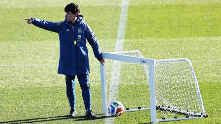 La seleccionadora nacional Sonia Bermúdez durante el entrenamiento llevado a cabo este jueves en la Ciudad Deportiva de Las Rozas para preparar el partido de ida de Liga de Naciones que mañana disputarán ante Alemania en el Fritz-Walter-Stadion de Kaiserslautern