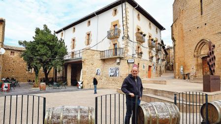 Javier Leoz, alcalde de San Martín, frente a Casa Muruzábal y el espacio ganado en la plaza