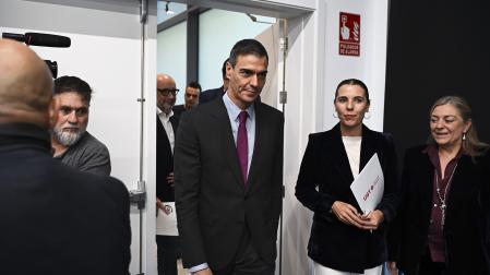 El presidente del Gobierno, Pedro Sánchez, y la secretaria general de UGT Servicios Públicos, Isabel Araque (2ª dcha.), durante la firma del acuerdo para la mejora de las condiciones laborales y salariales de los empleados públicos