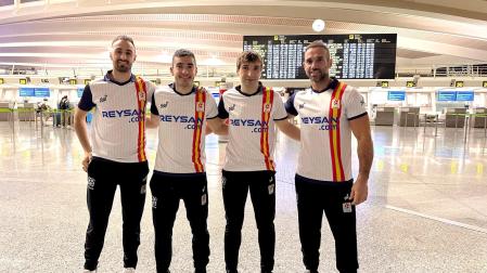 Beñat Sanz, Jon Otermin, Bittor Barriola y David Larumbe, en el Aeropuerto de Bilbao antes de salir rumbo a Cancún.