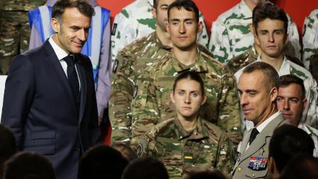 Macron hizo el anuncio desde la base de Varces, en la zona de los Alpes