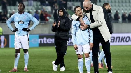 El t´cnico del celta Claudio Giraldez consuela al exrojillo Bryan Zaragoza al finalizar el partido