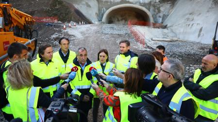 Óscar Chivite atiende a la prensa en una visita al túnel en 2024. A la izquierda, Pedro López