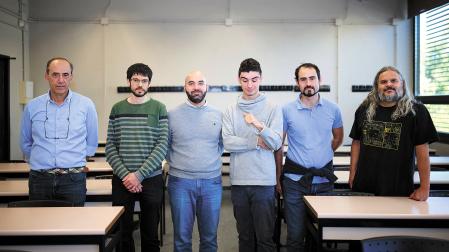 Desde la izquierda, Gustavo Ochoa Lezáun (UPNA), Iker Irañeta Unzué (ikasNOVA, departamento de Educación), Juan Serrano de Rodrigo (Educación), Nicolás Atanés Santos (estudiante de Matemáticas, UNED), José Sebastián Ochotorena (IESO Iñaki Ochoa de Olza) y Javier Ortiz Cortés (IES Mendillorri)
