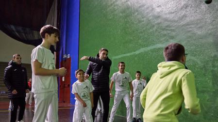 Peio Etxeberria y Andoni Gaskue, con los pelotaris de la escuela del Buruzgain.