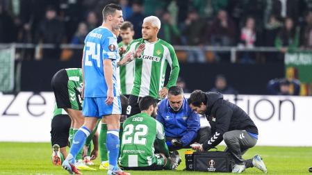 Los médicos del Betis atienden a Isco tras el choque fortuito con su compañero Amrabat
