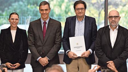 El presidente Pedro Sánchez y el ministro Óscar López, durante la firma del acuerdo, con la secretaria general de UGT Servicios Públicos, Isabel Araque, y el presidente del CSIF, Miguel Borra Izquierdo.