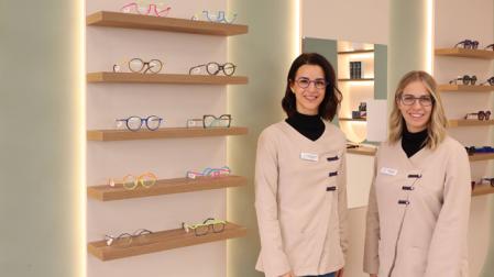 Leyre Serrano Sagaseta de Ilurdoz (izda) y Saioa Martínez Nagore (dcha), en su centro Visual Eyes