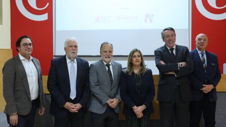 Izquierda a derecha: Ángel Chocarro (decano del Colegio de Economistas), José María Aracama (Institución Futuro), José Ignacio Pérez de Albéniz (Arpa Abogados), Idoia Zabaleta (profesora de Economía en la UPNA y la UNED), Carlos Andreu (Sociedad Civil Navarra)  y Javier Taberna (Cámara Navarra de Comercio) posan antes de la jornada