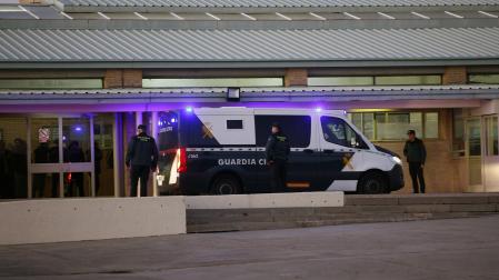 Vista del furgón policial que ha trasladado a José Luis Ábalos y Koldo García para ingresar este jueves en la cárcel de Soto del Real (Madrid)