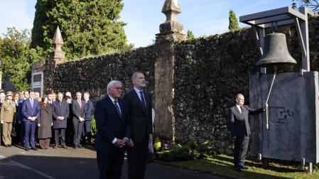 El presidente de Alemania, Frank-Walter Steinmeier, y el rey Felipe VI, en el acto de homenaje a las víctimas del bombardeo de Gernika, con representantes institucionales encabezados por el Lehendakari, Imanol Pradales