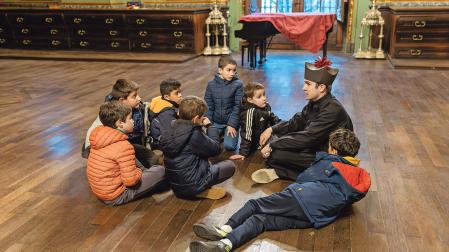 Un grupo de monaguillos escucha las explicaciones de un seminarista en en una convivencia de la Pastoral Vocacional