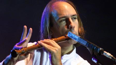 Carlos Núñez, con una de las múltiples flautas que tocó durante el concierto