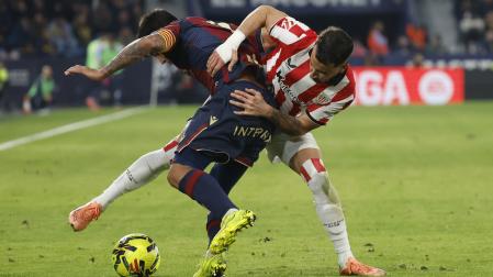 El extremo del Athletic Álex Berenguer (d) juega un balón ante Roger Brugué del Levante, durante el partido de LaLiga que Levante UD y Athletic Club disputan este sábado en el estadio Ciutat de Valencia.