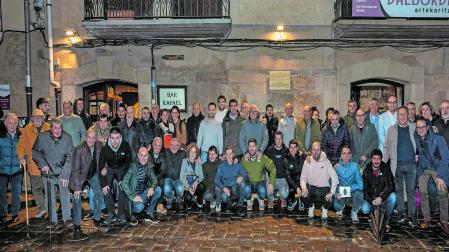 La foto de familia de la Peña Sport delante del Bar Rafael
