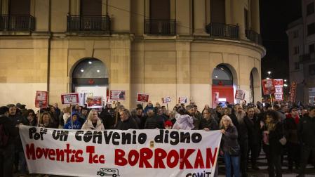 *A: Irati Aizpurua San Román *F: 29-11-25 *T: Concentración de los trabajadores de las villavesas y gente esperando. *L:  Pamplona.