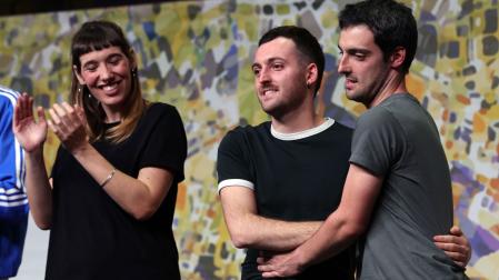 El campeón Xabat Illaregi, derecha, se abraza a su hermano Joanes. Ambos quedaron finalistas. A su lado, Saioa Alkaiza.