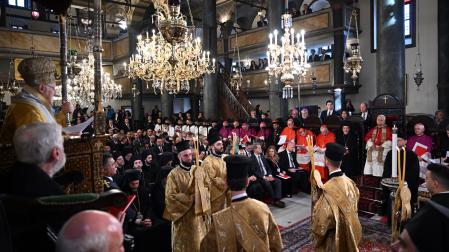 El Papa León XIV escucha la ceremonia oficiada por el patriarca de Constantinopla, Bartolome I