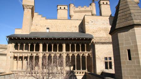 Palacio de Olite, arquería ante la Gran Torre y junto a la Torre Nueva.