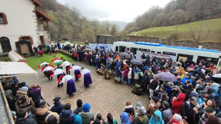 El acto de homenaje, con el Autobús de la Memoria presente