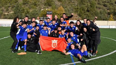 Los jugadores y el cuerpo técnico de la selección navarra celebran la victoria y el pase a los cuartos de final