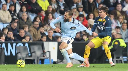 El jugador del Celta Borja Iglesias pugna por un balón con el jugador del Espanyol Roberto Fernández durante el partido de LaLiga entre RC Celta de Vigo y RCD Espanyol