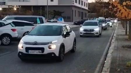 A las 8 de este lunes ha comenzado una manifestación que recorrerá varias calles de Pamplona para denunciar la situación insostenible que están viviendo, con 8.000 personas esperando para examinarse del carné de conducir que está abocando a las autoescuelas al cierre. La protesta discurrirá por la avenida Zaragoza, plaza Príncipe de Viana, avenida Baja Navarra, plaza de Merindades donde darán la vuelta hasta la plaza de los Fueros, para coger Sancho el Fuerte, Fuente del Hierro hasta la jefatura de Tráfico