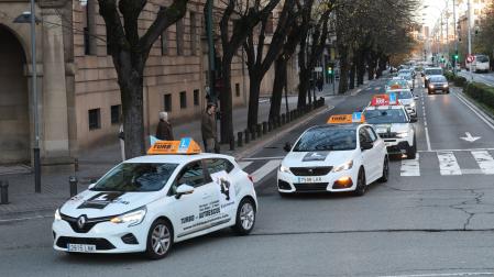 Caravana de protestas de las autoescuelas navarras por las calles de Pamplona por el colapso en la DGT