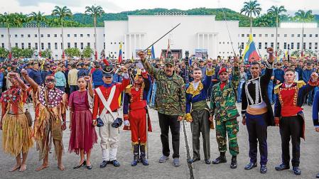 Nicolás Maduro participa, sable en mano, en una representación histórica en Caracas