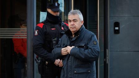 Santos Cerdán a su salida este lunes por primera vez del Juzgado de Primera Instancia de Tafalla para cumplir con la comparecencia quincenal impuesta por el juez del Tribunal Supremo Leopoldo Puente