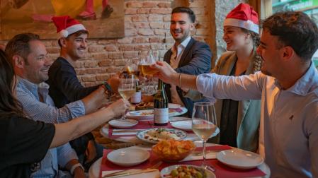 Varios amigos celebran el reencuentro navideño en ‘Mítico Bar’ (Granada) reconocido por la Guía Repsol con un Solete