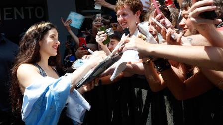 La cantante Rosalía firma autógrafos este viernes, en Buenos Aires