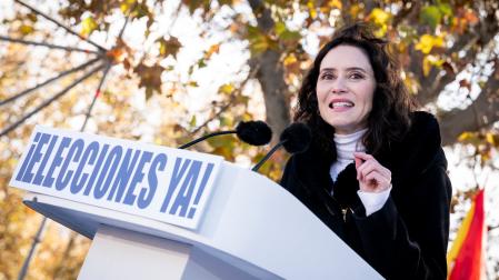 La presidenta de la Comunidad de Madrid, Isabel Díaz Ayuso,  durante la concentración contra la corrupción del Gobierno convocada por el PP, en el Templo de Debod