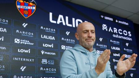 El entrenador Julián Calero durante la rueda de prensa para despedirse del Levante tras ser destituido