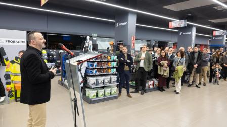 El responsable de la nueva tienda de ferretería de Sinase Tudela, Óscar Díaz Mendaza, durante la apertura oficial de la misma