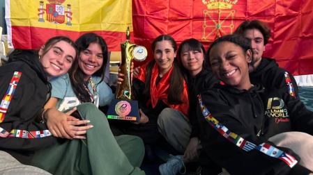 Ainhoa Zugaldia, Vicky González, June Aguirre, Irene Bueno, Natalia Reyes e Iker De Luis posan con su trofeo en Orlando (Florida).
