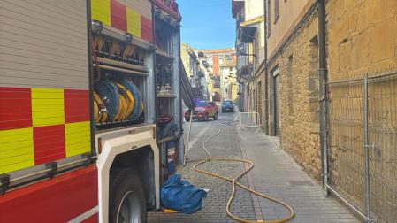 Imagen de un camión de bomberos junto a la vivienda afectada por el incendio en una chimenea