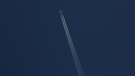 Un avión de pasajeros deja una estela tras de sí mientras sobrevuela Pamplona