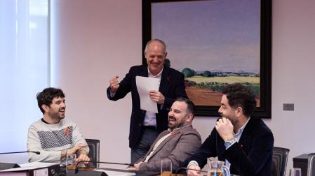 Kevin Lucero, Carlos Mena y Ramón Alzórriz, del PSN, y, de pie, Adolfo Araiz, de EH Bildu, conversan antes del inicio de la comisión de Economía del Parlamento
