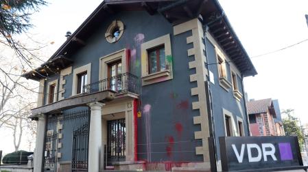 Pintadas en la fachada de la sede de VDR en la Media Luna