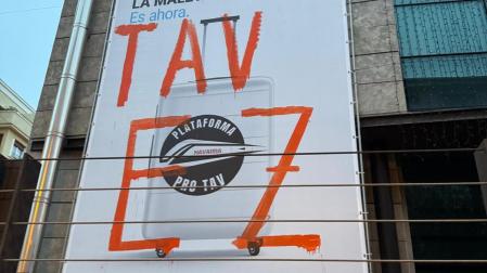 Pintada contra el TAV en la sede de la CEN