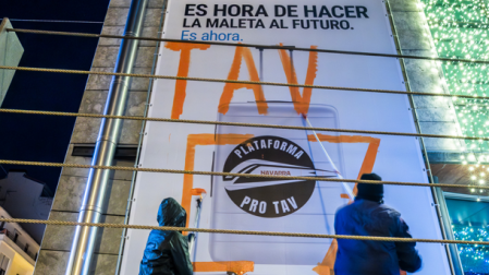 Encapuchados del Movimiento de Desobediencia al TAV vandalizando la sede de la CEN