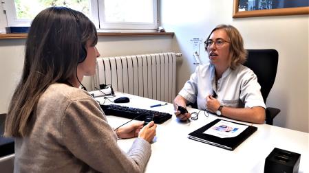 El bucle magnético facilita la comunicación entre las personas con discapacidad auditiva y los profesionales del Servicio Navarro de Salud a través de sus prótesis auditivas