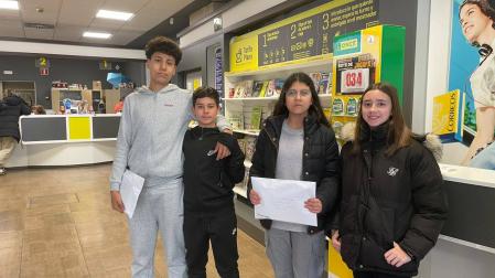 Alumnos de 1º de ESO del colegio la Compasión Escolapios de Pamplona enviaron postales de Navidad a vecinos de Cáceres afectados por los incendios del verano.