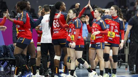 Las españolas, cabizbajas, se saludan tras caer contra Serbia en el Mundial de Países Bajos y Alemania